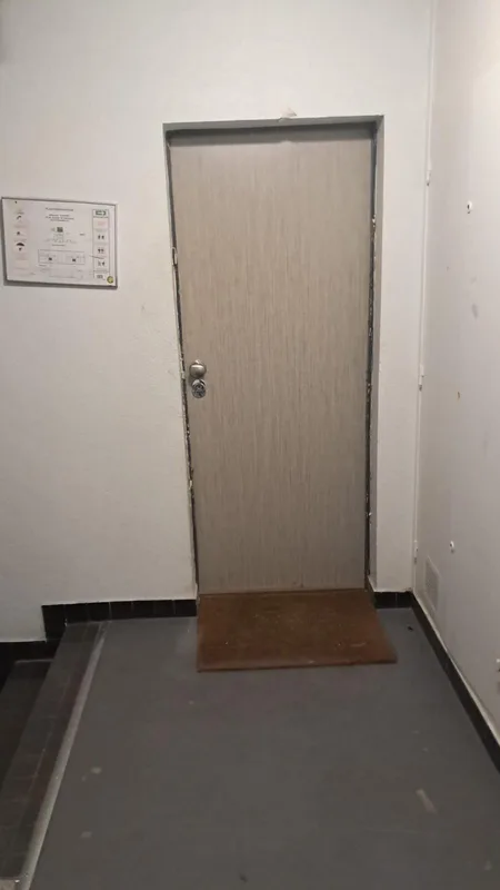 Porte palière avec bouton et cylindre posés sur palier