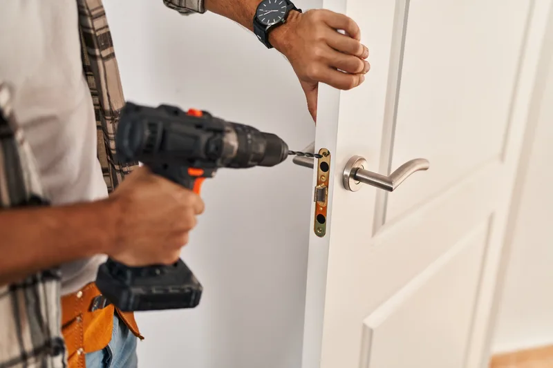 Serrurier professionnel en intervention — Serrurier 94 Service, Val-de-Marne
