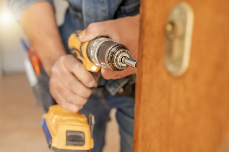 Serrurier professionnel en intervention — Serrurier 94 Service, Val-de-Marne